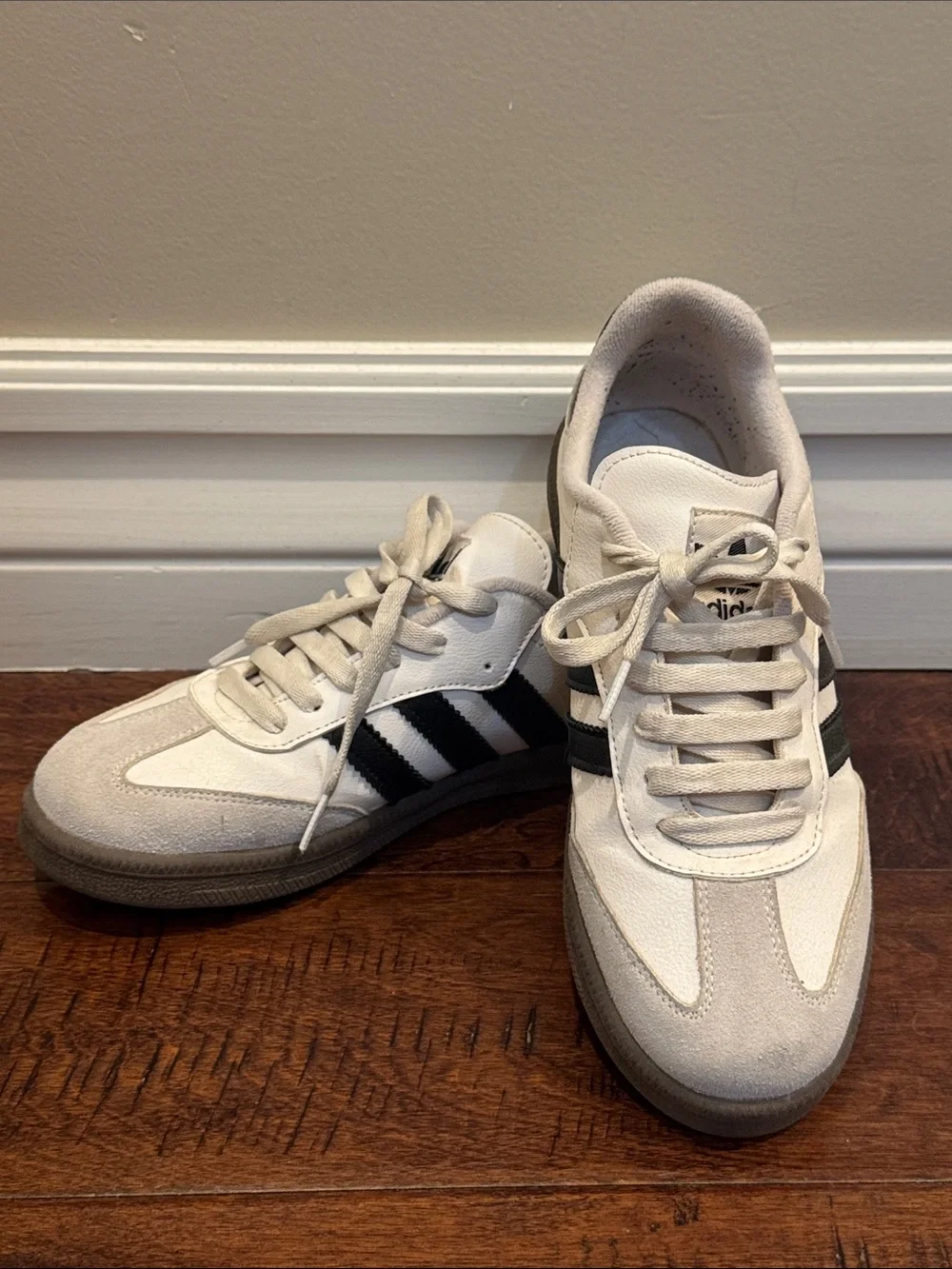 Classic White and Black Woman’s Athletic Sneakers size 6.5